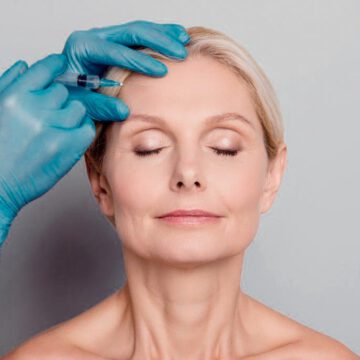 Reducción y corrección de arrugas en la frente y rostro con botox.
